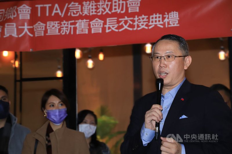 土耳其台灣同鄉會5日舉行會長交接典禮,出席儀式見證交接的駐土耳其代表黃志揚(持麥克風者)呼籲防疫不鬆懈,也提醒符合資格的鄉親儘快施打第3劑疫苗。中央社記者何宏儒伊斯坦堡攝 110年12月5日
