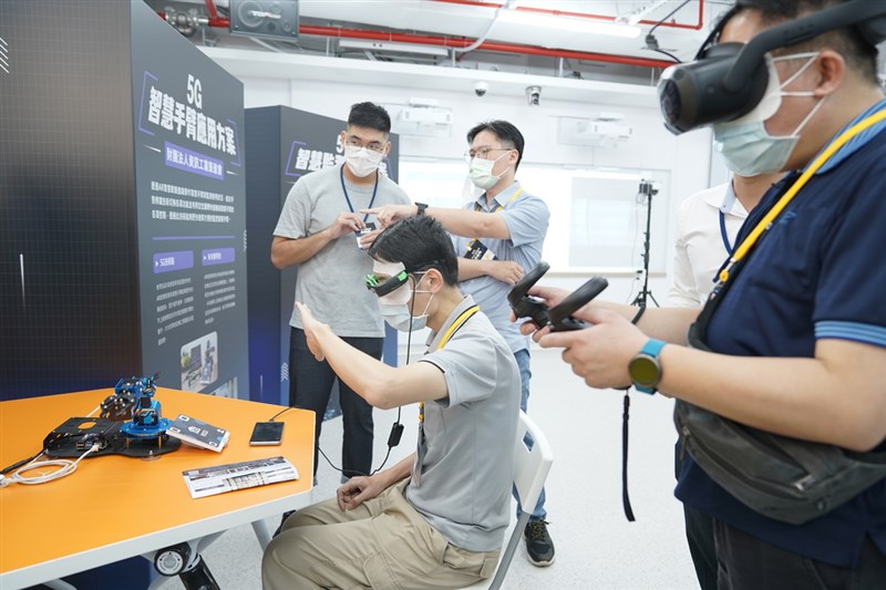 元宇宙近來成為市場熱門議題,鴻海創辦人郭台銘認為元宇宙概念還要5至10年落實,台積電及聯發科等半導體廠則紛紛看好元宇宙前景與商機。圖為宏達電高軟園區實驗場。(高雄市經發局提供)