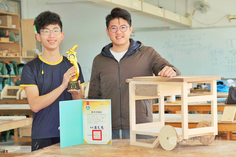 教育部主辦「110學年度全國高級中等學校工業類學生技藝競賽」,桃園市至善高中學生林冠程(左)擊敗全國參賽選手拿下金手獎,指導老師房俞佑(右)表示,這場競賽主要著重在選手的基本功。中央社記者吳睿騏桃園攝 110年12月5日