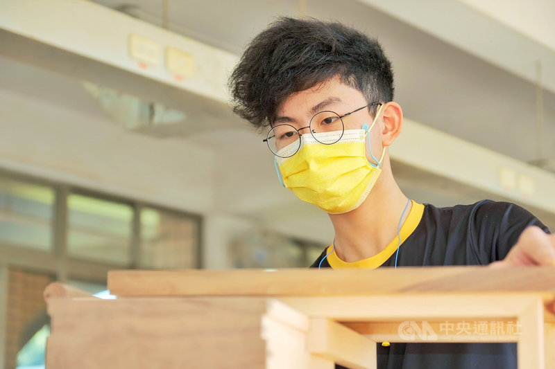 教育部主辦「110學年度全國高級中等學校工業類學生技藝競賽」,桃園市大溪區至善高中家具木工科學生林冠程獲得金手獎,他說,從小就喜歡手作,因此在升學選填志願時,特別將自己熱衷的手作加入考量,選填了以本藝聞名的大溪區「至善高中木工科」,當成自己夢想的敲門磚。中央社記者吳睿騏桃園攝 110年12月5日