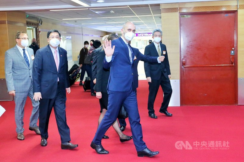 斯洛伐克經濟部次長佳雷克(前右)率領斯國官、研、產、學界代表的43人訪問團,5日下午搭乘專機訪台,佳雷克向現場媒體揮手致意。中央社記者吳睿騏桃園機場攝 110年12月5日