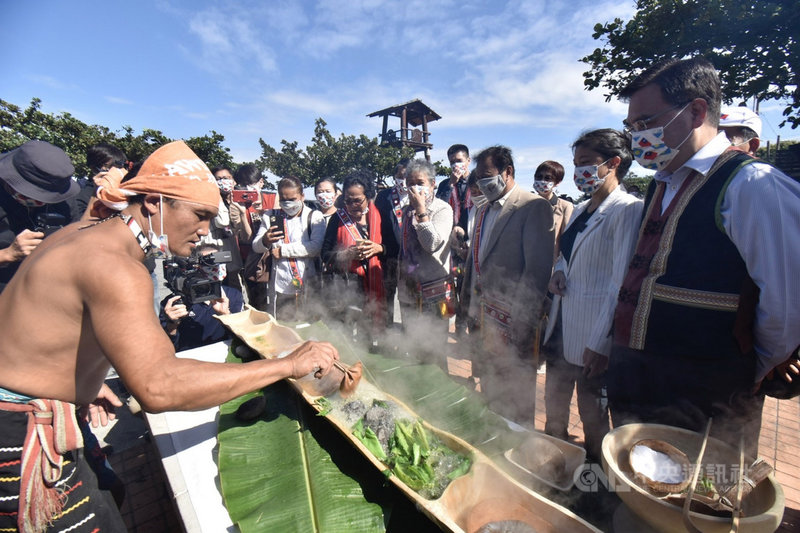 帛琉共和國前總統暨雅拉爾德州傳統領袖雷蒙傑索（前右3）5日參訪花蓮縣豐濱鄉，部落族人以傳統歌舞及料理熱情迎接。（豐濱鄉公所提供）中央社記者李先鳳傳真  110年12月5日