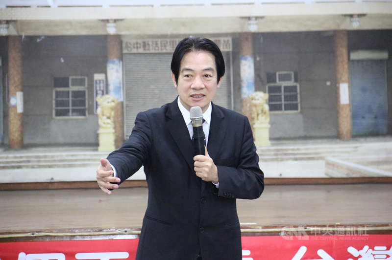 副總統賴清德5日到苗栗西山聖帝廟為「4個不同意,台灣更有力」公投說明會進行宣講,他說,公投事關台灣安全,涵蓋環境、能源、經濟、民主,盼民眾投下4個不同意。中央社記者郭宣彣攝 110年12月5日