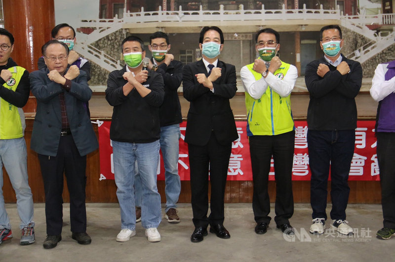 副總統賴清德(右3)5日上午前往苗栗市為「4個不同意,台灣更有力」公投說明會進行宣講,向民眾說明重啟核四、反萊豬、公投綁大選以及三接遷離大潭藻礁等4項公投案,主張「不同意」立場。中央社記者郭宣彣攝 110年12月5日