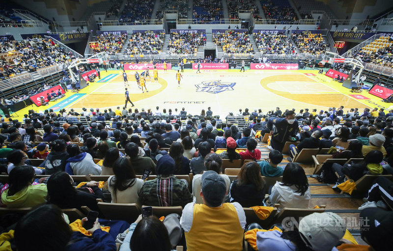 台灣職業籃球聯盟T1 League新北中信特攻週末在主場新莊體育館展開2連戰,5日迎戰高雄全家海神,尋求主場首勝,吸引4632名球迷進場。中央社記者張新偉攝 110年12月5日