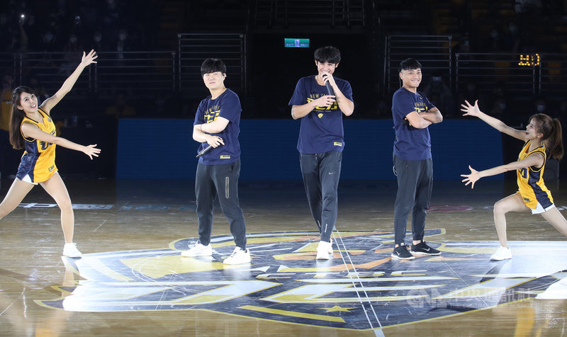 台灣職業籃球聯盟T1 League新北中信特攻隊5日比賽開始前,邀請中職中信兄弟選手江坤宇(左2起)、陳文杰、吳俊偉在場中演唱「一心兄弟」,為中信特攻隊應援。中央社記者張新偉攝 110年12月5日