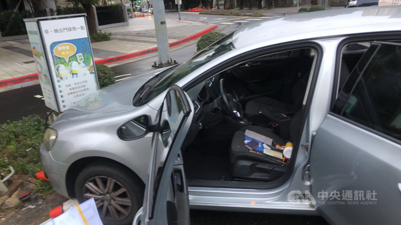 台北市警方5日清晨獲報指中正區發生一起自撞車禍,經派員到場發現男駕駛疑昏睡車上無反應,經破窗將駕駛拉出車外後,發現駕駛精神恍惚,並在車上發現毒品和吸食器。(翻攝照片)中央社記者黃麗芸傳真 110年12月5日