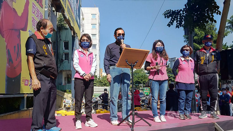 反萊豬、公投綁大選、三接遷離、重啟核四4大公投案18日投票。前總統馬英九(左3)5日上午與國民黨高雄市議員李雅靜(右3)、議長曾麗燕(左2)等人在鳳山宣傳公投,呼籲民眾投4張同意票。中央社記者蔡孟妤攝 110年12月5日