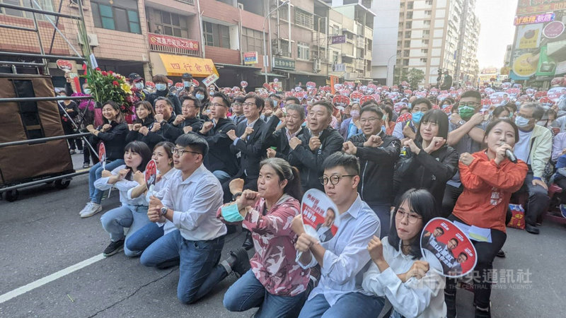 四大公投案18日將投票,民進黨籍立委趙天麟(2排左4)、議員林智鴻(2排左5)5日舉辦公投宣講暨聯合服務處成立大會,訴求「4個不同意」。中央社記者曾以寧攝 110年12月5日