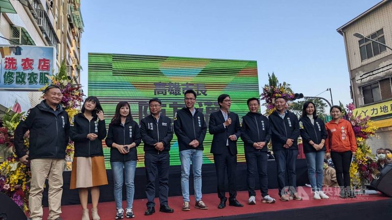 公投投票在即,5日在民進黨舉辦的公投宣講上,高雄市長陳其邁(右5)表示,遵守豬肉等產品進出口的國際規範是負責任的國家該做的;立委趙天麟(右4)批評,這次的公投是「亂台公投」,如果真的通過就會變成「滅台公投」。中央社記者曾以寧攝 110年12月5日