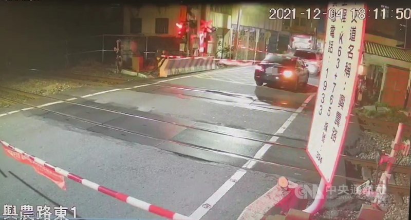 曾姓男子4日開車行經宜蘭縣興農路平交道時,車輛被降下遮斷桿打中受損,他懷疑是遮斷桿故障向警方報案。警方調閱監視器畫面後認為設備運作正常,並認定曾男違規在平交道臨時停車,恐面臨新台幣3萬4000元罰鍰。(讀者提供)中央社記者王朝鈺傳真 110年12月5日