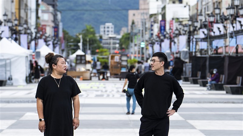 策展人吳季娟（左）與花蓮城市空間藝術節藝術總監林昆穎共同合作，兩人都覺得是神奇的總和。（照片提供：藝外創意／攝影：李欣哲）