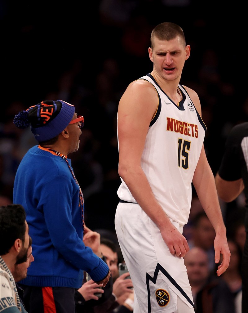 約基奇(右)4日帶領丹佛金塊以113比99擊敗地主紐約尼克。(圖取自twitter.com/nuggets)