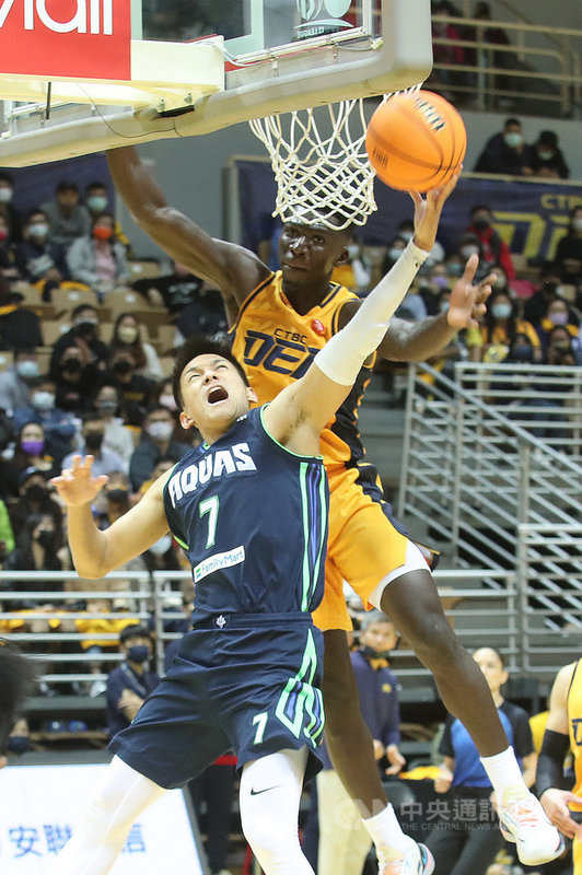 台灣職業籃球聯盟T1 League高雄全家海神5日以87比69擊退新北中信特攻,開季拉出2連勝,于煥亞(前)拿下7分。中央社記者張新偉攝 110年12月5日
