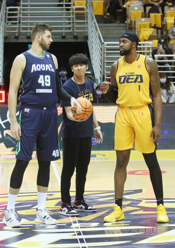 中華職棒中信兄弟5名球星和2名洋投5日到新莊體育館為T1聯盟中信特攻隊助陣,兄弟隊長王威晨(中)為比賽開球,站在籃球員旁邊開球,身高有185公分的王威晨笑說,自己像是小學生。中央社記者張新偉攝 110年12月5日