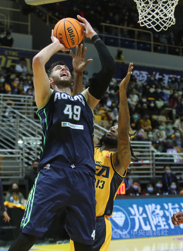台灣職業籃球聯盟T1 League高雄全家海神5日以87比69擊退新北中信特攻,開季拉出2連勝,洋將庫薩斯(Mindaugas Kupsas)(持球者)此役表現最為亮眼,繳出28分、19籃板。中央社記者張新偉攝 110年12月5日