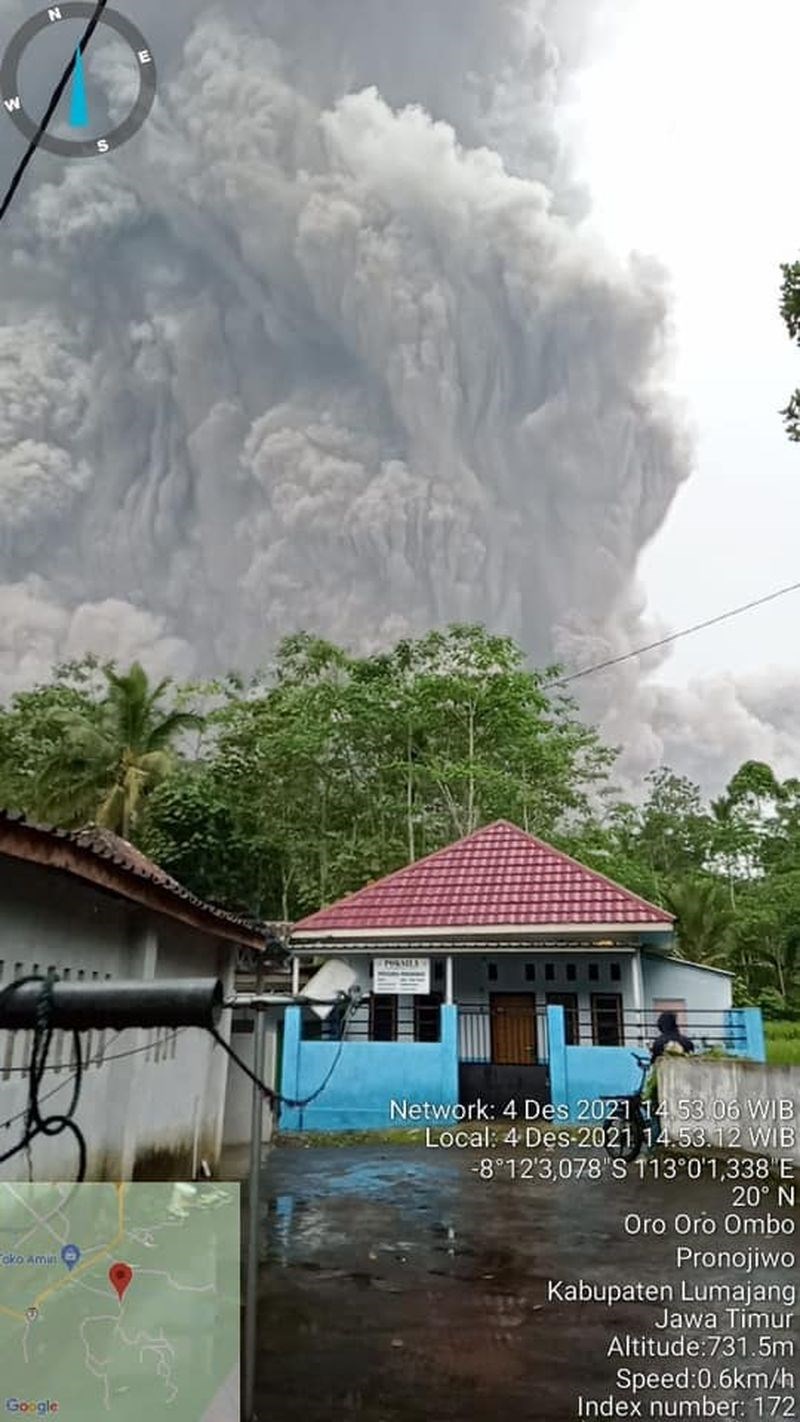 印尼東爪哇省塞梅魯火山12月4日下午3時再度噴發,上次噴發是今年1月16日。(圖取自facebook.com/InfoBencanaBNPB)
