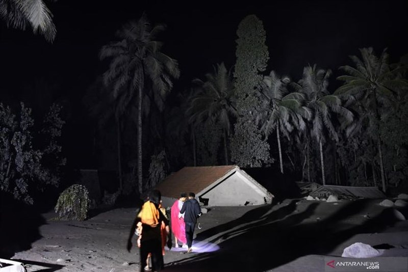 印尼東爪哇省塞梅魯火山4日下午噴發,造成13人死亡、98人受傷,並撤離902人。圖為鄰近村莊房屋遭火山灰掩埋。(安塔拉通訊社)