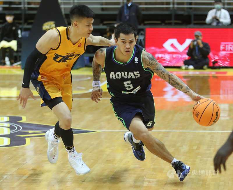 台灣職業籃球聯盟T1 League高雄全家海神5日以87比69擊退新北中信特攻,開季拉出2連勝,洋將布銳克曼(Jason Brickman)(持球者)拿下12分、10籃板、7助攻。中央社記者張新偉攝 110年12月5日