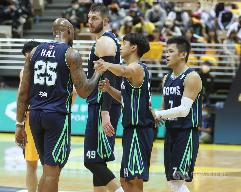 台灣職業籃球聯盟T1 League高雄全家海神5日以87比69擊退新北中信特攻,開季拉出2連勝,賽後選手擊掌致意。中央社記者張新偉攝 110年12月5日