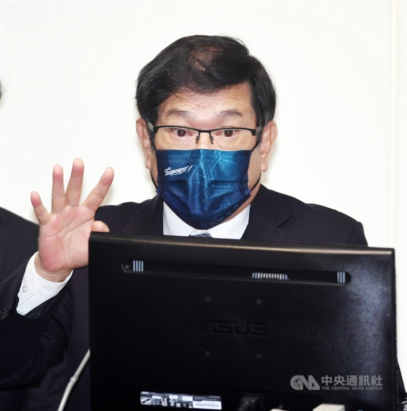 台電董事長楊偉甫6日在立法院表示,台電幾乎每天都發生駭客攻擊,但近幾年沒有被攻擊進來,因公司內部與供電、調度等有關的系統,有與外界進行封閉性隔離,是內網,所以內部跟營運有關的部分,並沒有被攻擊成功。中央社記者施宗暉攝 110年12月6日