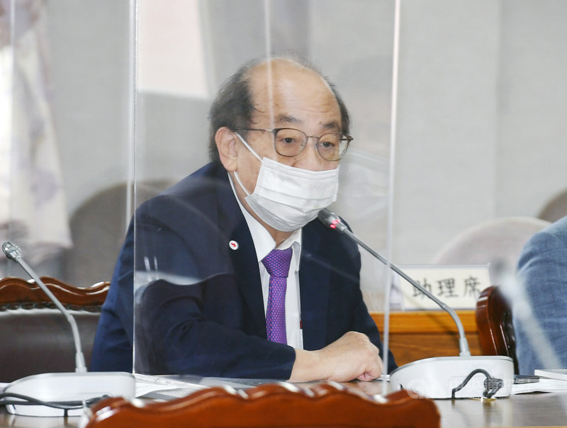 立法院司法及法制委員會6日邀請法務部長蔡清祥等人列席,報告「司法不可雙標,行政必須中立─選舉、公投政治偵辦爭議」,民進黨立院黨團總召柯建銘(圖)5日深夜透過網路發文,批這場專題報告絕對是違憲行為。圖為柯建銘6日出席司法及法制委員會。中央社記者施宗暉攝 110年12月6日