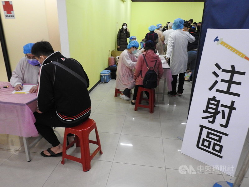 為提升疫苗覆蓋率,新北市政府6日在全聯板橋大觀店設置接種站,後續也會在大遠百、家樂福、IKEA等百貨賣場設站,提供隨到隨打疫苗服務。中央社記者王鴻國攝 110年12月6日