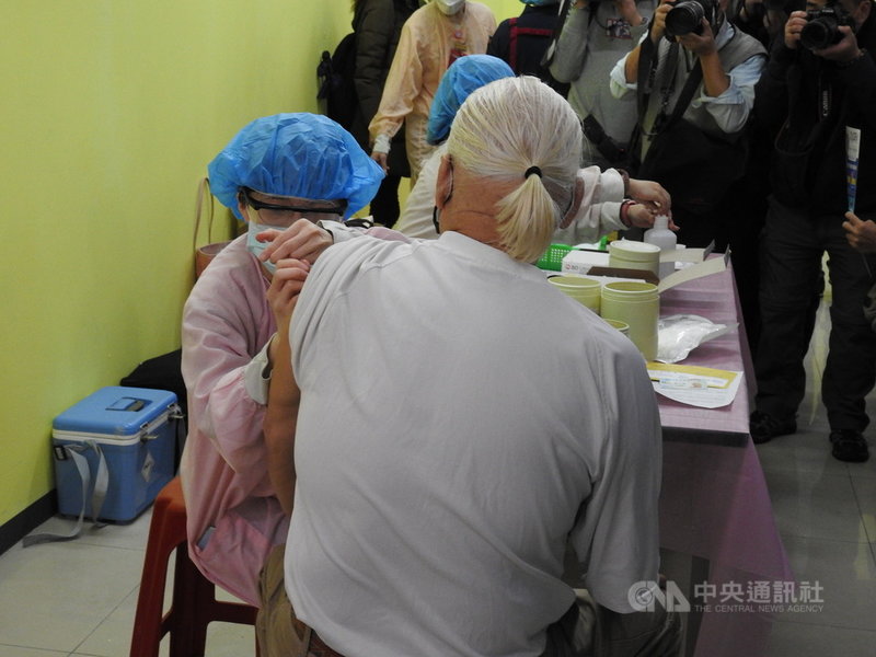 新北市政府6日在全聯板橋大觀店設置疫苗接種站,吸引不少民眾到場施打疫苗。中央社記者王鴻國攝 110年12月6日