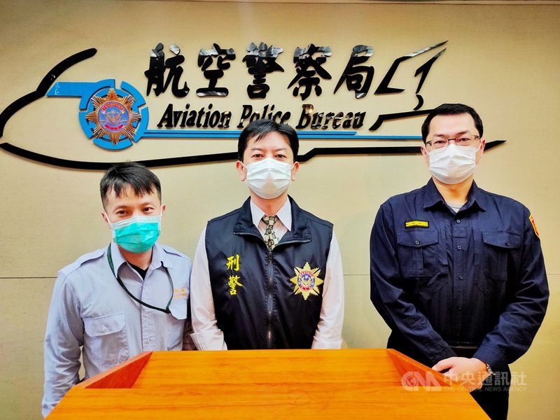 航警局刑事警察大隊副大隊長田偉仁(中)指出,安全檢查大隊與台北關4月13日在關口執行貨物X光查驗時,發現毒梟以化整為零方式,以化妝品名義陸續申報進口多批夾藏第四級毒品「2-溴-4-甲基苯丙酮」的貨物入境。中央社記者吳睿騏桃園機場攝 110年12月6日