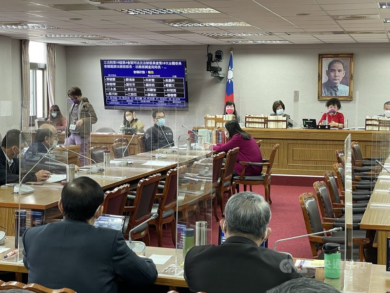 立法院司法及法制委員會6日邀請法務部長、檢察長等人就「司法不可雙標,行政必須中立─選舉、公投政治偵辦爭議」進行專題報告,但民進黨立法院黨團總召柯建銘(前左2)等人認為找獨立行使職權檢察官到場違憲,提動議散會。藍綠二度爭辯,會議先休息。中央社記者劉世怡攝 110年12月6日