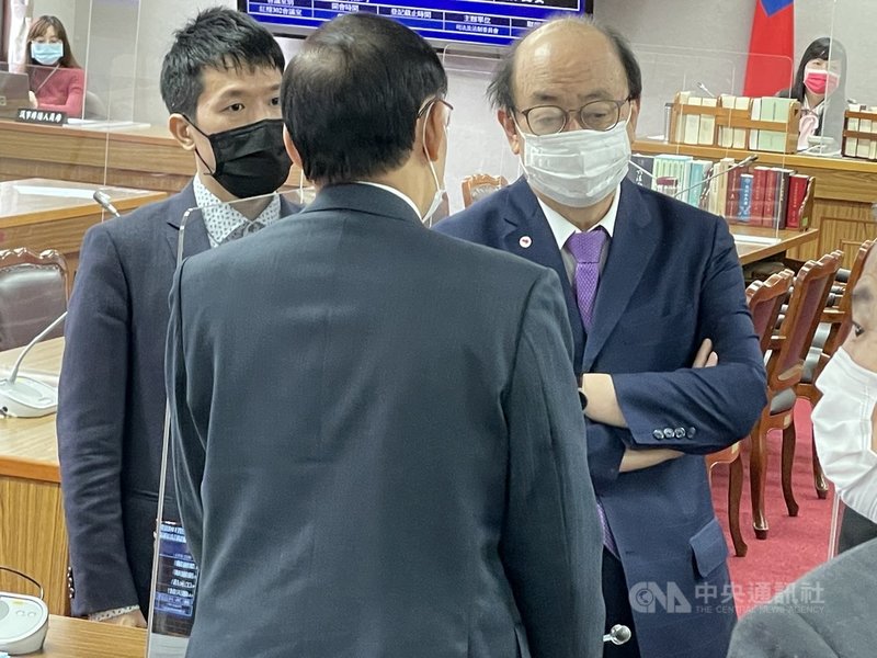 立法院司法及法制委員會6日邀請法務部長、檢察長等人就「司法不可雙標,行政必須中立─選舉、公投政治偵辦爭議」進行專題報告。會議休息期間,民進黨立法院黨團總召柯建銘(右)與法務部長蔡清祥等致意。中央社記者劉世怡攝 110年12月6日