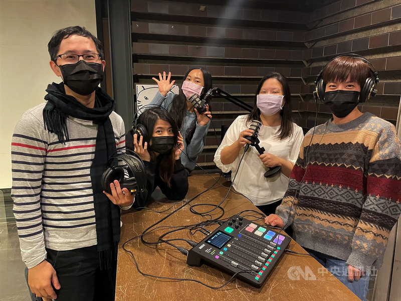 配合鶯歌藝術季開跑,新北市立鶯歌陶瓷博物館Podcast「藝術開麥拉」節目,首波放送2單元,並加碼抽獎活動,收聽就有機會拿精美文創禮物。(新北市立鶯歌陶瓷博物館)中央社記者沈佩瑤傳真 110年12月6日