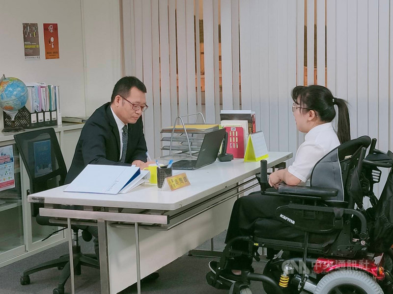 紀錄片「極樂世界2-我,真的可以!」一探身障者就業遇到的困難、迷思以及如何解讀工作的意義。罹患先天性軟骨萎縮型肌強直症的李婕妤(右)在求職過程中屢屢碰壁。(公視提供)中央社記者葉冠吟傳真 110年12月6日