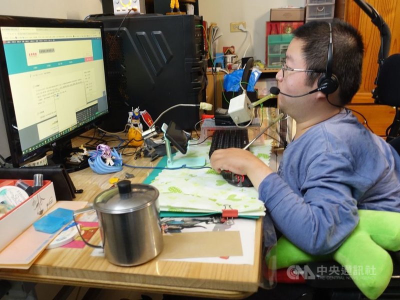 身障平權紀錄片「極樂世界2-我,真的可以!」中,患有肌肉萎縮症的沈永德,以居家就業的方式,使用輔具擔任客服專員。(公視提供)中央社記者葉冠吟傳真 110年12月6日