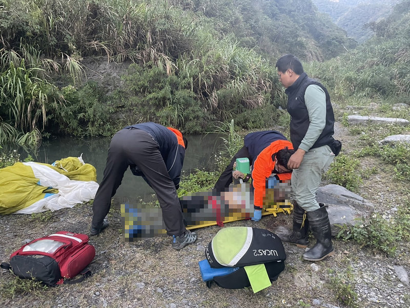 台中市王姓男教師4日到南投縣埔里鎮虎頭山玩飛行傘,不料飛經仁愛鄉南豐村山區遇亂流,王男迫降失敗導致重摔落地,急救後宣告不治。(民眾提供)中央社記者蕭博陽南投傳真 110年12月6日