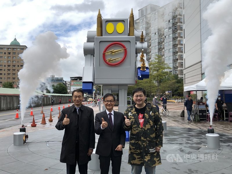 士林電機6日上午在士林三號廣場舉行變壓器機器人啟用儀式,期盼成為台北市天母地區新地標,士電總經理謝漢章(中)與台北市政府觀傳局長劉奕霆(右)等一同出席。 中央社記者鍾榮峰攝 110年12月6日