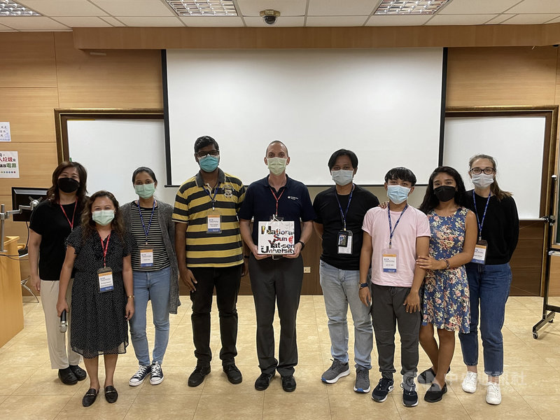 為協助高雄中、小學校園打造生活化英語環境,中山大學辦理「引進部分工時外籍教學助理計畫」,培育外籍生成為教學助理,目前已有7人完成培訓,每週至中、小學進行4小時的程,盼培養學生英語學習興趣及動機。(中山大學提供)中央社記者曾以寧傳真 110年12月6日