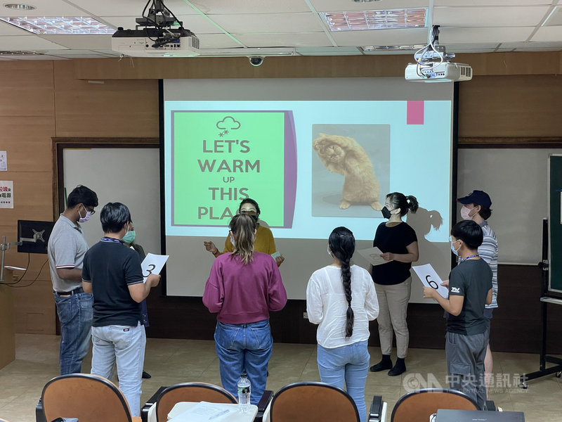 中山大學辦理「引進部分工時外籍教學助理(English Language Teaching Assistant,簡稱ELTA)計畫」,結合南區雙語教育區域資源中心及Fulbright Taiwan學術交流基金會,提供全英語教學訓練課程,培育外籍生成為中、小學的英語教學助理。(中山大學提供)中央社記者曾以寧傳真 110年12月6日