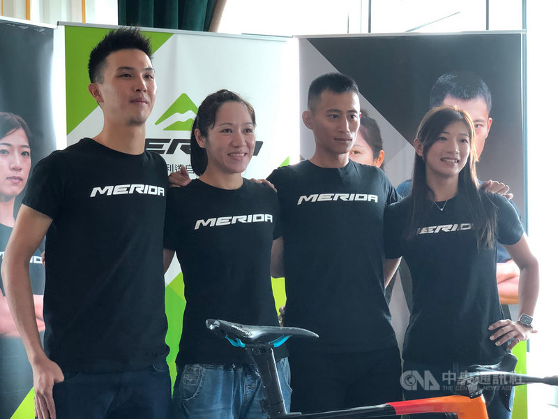 自由車好手黃亭茵(右起)、馮俊凱、蕭美玉、杜志濠6日出席自行車品牌活動,分享新年度計畫和目標,其中杜志濠加盟義大利三級職業車隊,將延續旅歐夢。中央社記者黃巧雯攝 110年12月6日