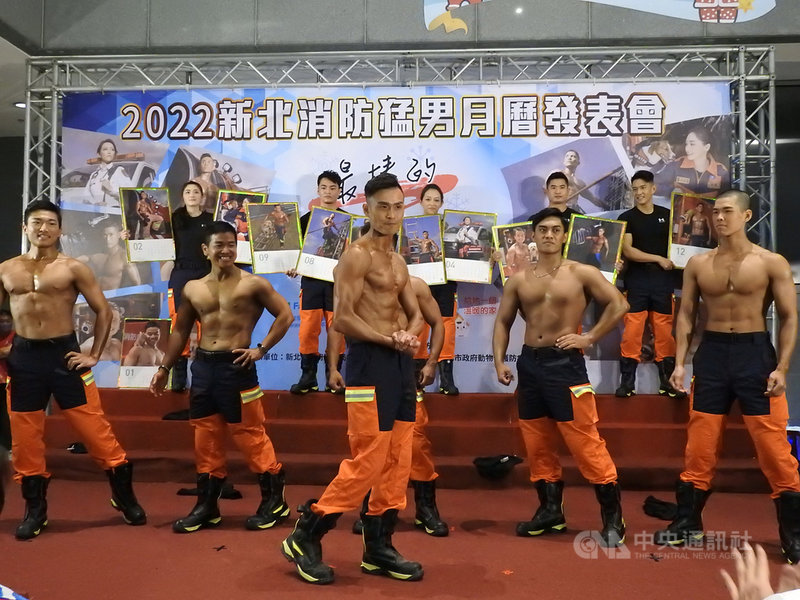 新北市政府6日舉辦「新北消防形象(猛男)月曆」發表會,會中有健美及健身的表演,展現力與美。中央社記者王鴻國攝 110年12月6日