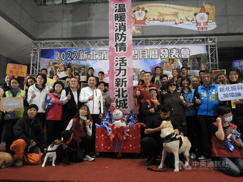 新北市政府6日舉辦「新北消防形象(猛男)月曆」發表會,內容結合俊男美女及毛寶貝等元素,今年消防月曆對外銷售,扣掉所有的開銷後將捐給「好日子愛心大平台」做公益。中央社記者王鴻國攝 110年12月6日