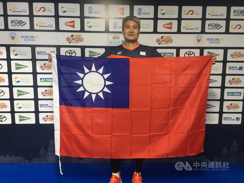 台東大學身心整合與運動休閒產業學系主任周財勝首次參加在西班牙舉行的「2021年世界壯年羽球錦標賽」,在55歲男子單打項目中勇奪亞軍,開心展示中華民國國旗。(台東大學提供)中央社記者李先鳳傳真 110年12月6日