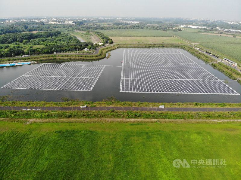 嘉義縣中埔公舘滯洪池浮力式太陽光電廠(圖)將賣電給玉山金控子公司玉山銀行,協助玉山金控在2050年前成為淨零碳排銀行。(嘉義縣政府提供)中央社記者蔡智明傳真 110年12月6日