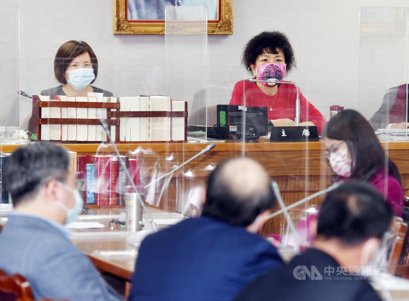 國民黨立委葉毓蘭(後右)6日在立法院司法及法制委員會擔任召委主持會議,因民進黨立委質疑會議內容有違憲之虞,葉毓蘭與民進黨團總召柯建銘會中爆發爭執。中央社記者施宗暉攝 110年12月6日
