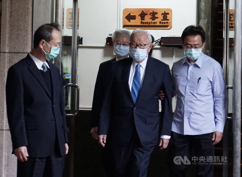 司法院6日下午舉辦「趨勢講堂」,邀請台積電創辦人張忠謀(右2)演講,張忠謀受訪時表示,民進黨立委高嘉瑜男友林秉樞曾跑來見他太太一面,但談什麼他不知道。中央社記者林長順攝 110年12月6日