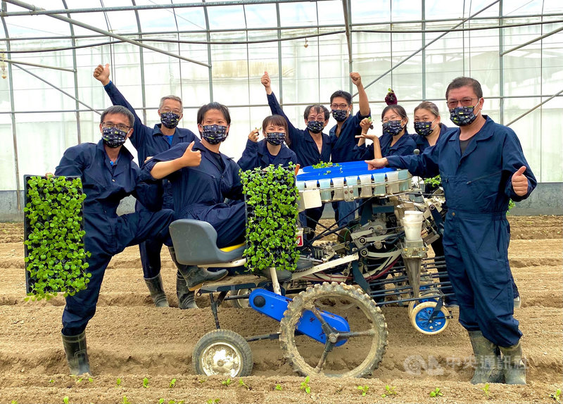 高雄市政府農業推出「人機一體」專業代耕服務,為舒緩農業季節性缺工跨出全新一步。(高雄市政府農業局提供)中央社記者曾以寧傳真 110年12月6日