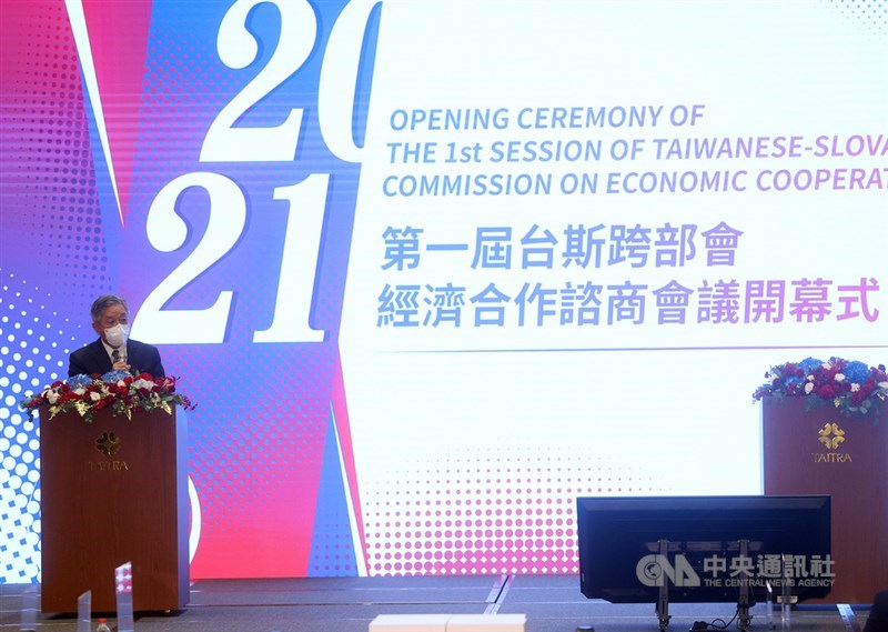 第一屆台斯跨部會經濟合作諮商會議6日在台北南港展覽館2館舉行開幕典禮,外交部政務次長田中光致詞表示,台灣民眾不會忘記斯國在台灣最需要的時刻捐贈疫苗,形成「善的循環」,更重要的是,台灣渴望與志同道合的夥伴合作,實現經濟繁榮、保障生活方式。中央社記者鄭傑文攝 110年12月6日