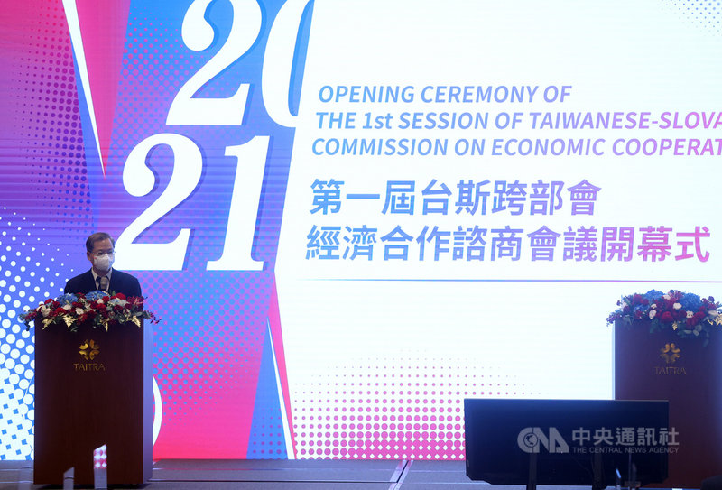 2021第一屆台斯跨部會經濟合作諮商會議6日在台北南港展覽館2館舉行開幕典禮,國家發展委員會主任委員龔明鑫(左)致詞指出,台灣與斯洛伐克同樣都是自由民主夥伴,共享普世價值。中央社記者鄭傑文攝 110年12月6日