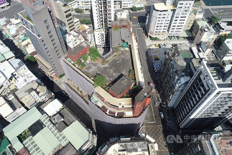 位於高雄市鹽埕區的城中城大樓經大火後被鑑定為危樓,需立即拆除,市府提出公益性跨區區段徵收方案,未來城中城拆除後,原址將變更為公園用地。(高雄市都發局提供)中央社記者蔡孟妤傳真 110年12月6日