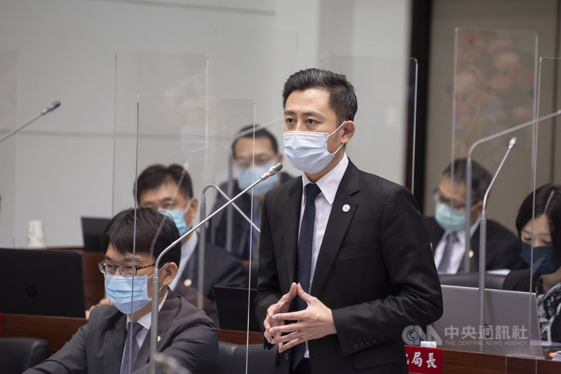 新竹市議會6日三讀通過111年度新竹市總預算案,歲出預算新台幣256.15億元,創歷史新高,市長林智堅(前右)感謝議會支持,也談及明年各項重大建設將進入最後完工階段。(新竹市政府提供)中央社記者郭宣彣傳真 110年12月6日